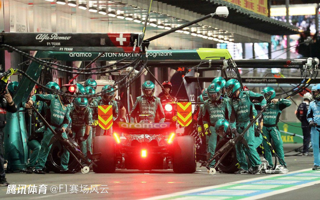 比赛焦点瞬间：第2分钟，努内斯右路拿球一条龙盘带到禁区横传门前格拉利什没有机会起脚打门。